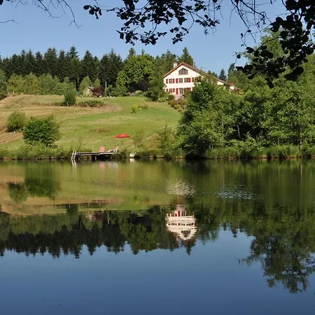Douglasie Farm Retreat: Private Pond In Thousand Lakes Region Apartment